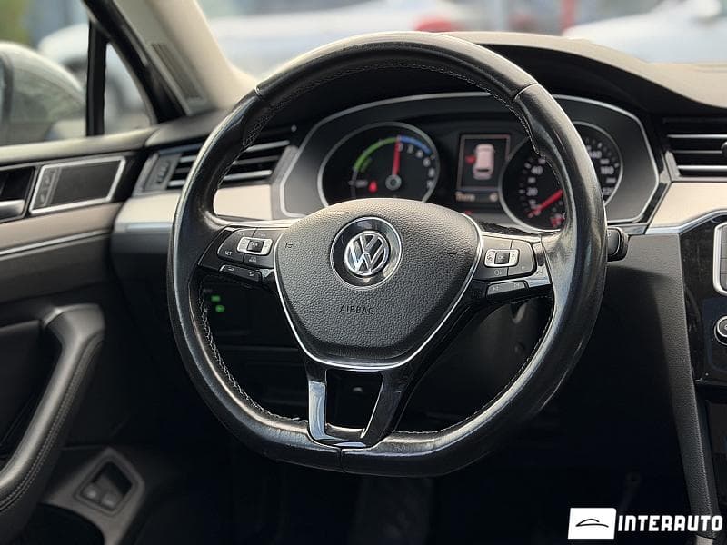 2017 Volkswagen Passat GTE — Miniatură 10