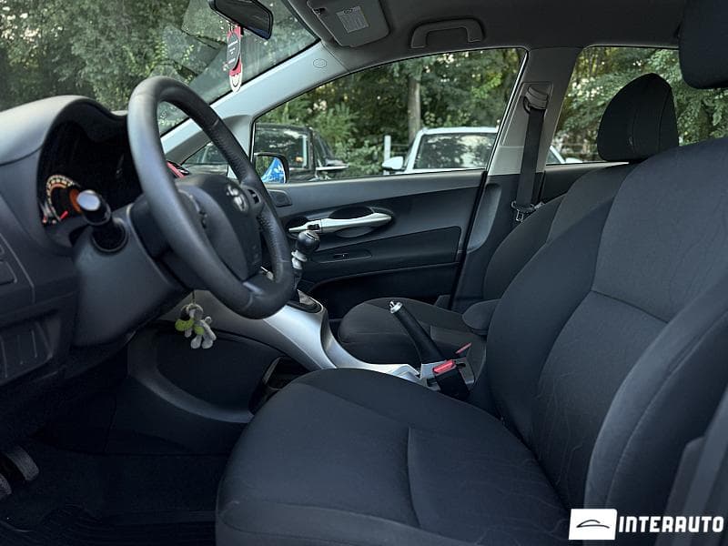 2011 Toyota Auris — Miniatură 6