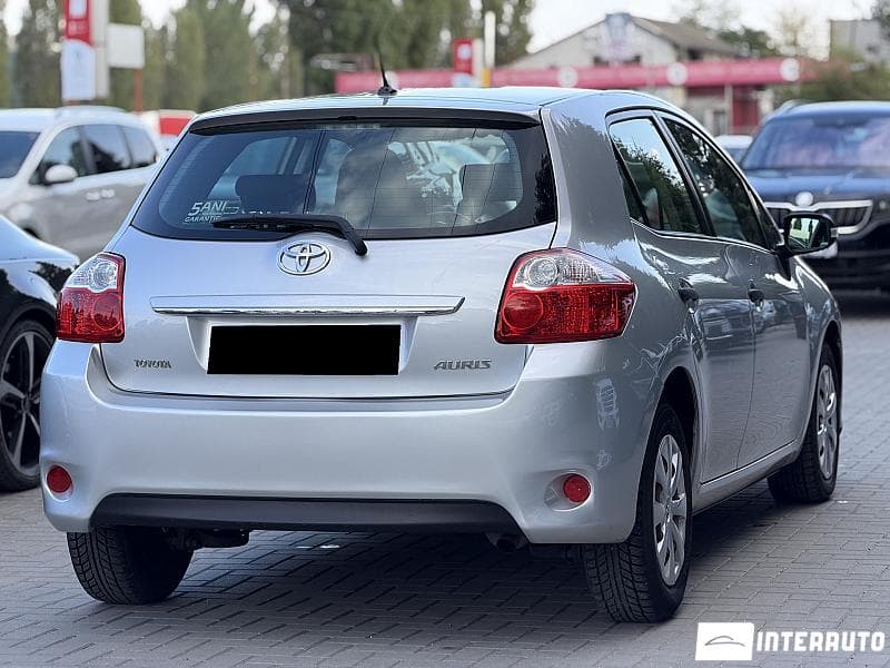 2011 Toyota Auris — Miniatură 2