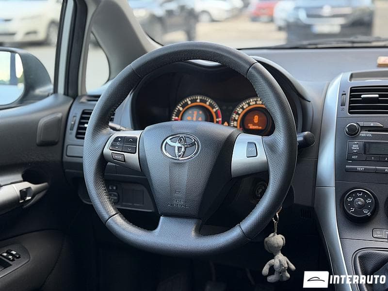 2011 Toyota Auris — Miniatură 7
