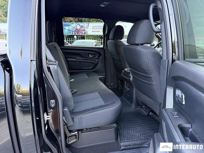 2018 Nissan Titan — Miniatură 8