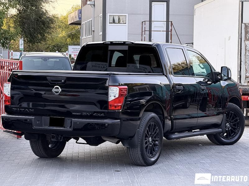 2018 Nissan Titan — Miniatură 2