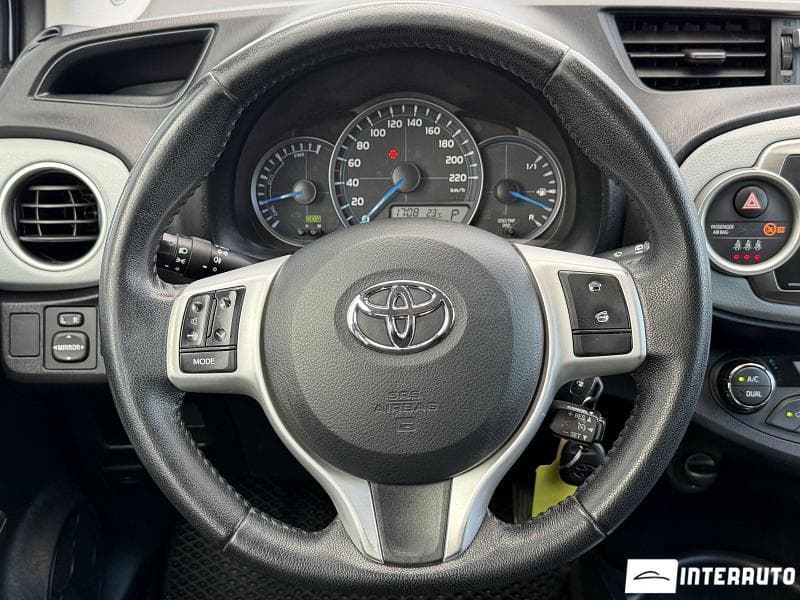 2013 Toyota Yaris — Miniatură 9