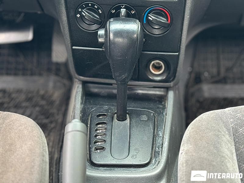 2004 Kia Spectra — Miniatură 13