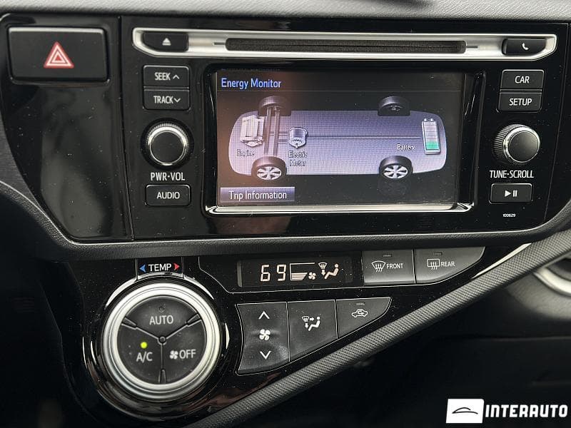 2016 Toyota Prius C — Miniatură 13