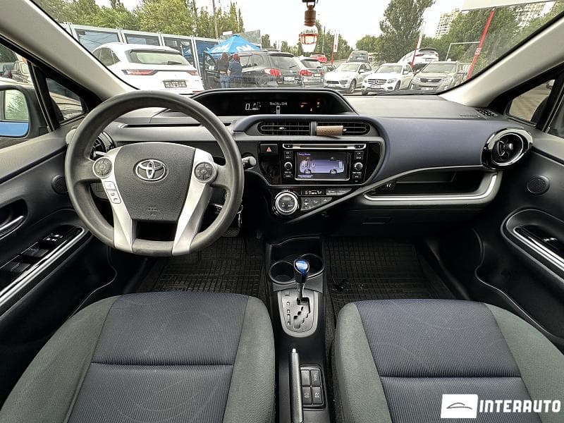 2016 Toyota Prius C — Miniatură 7