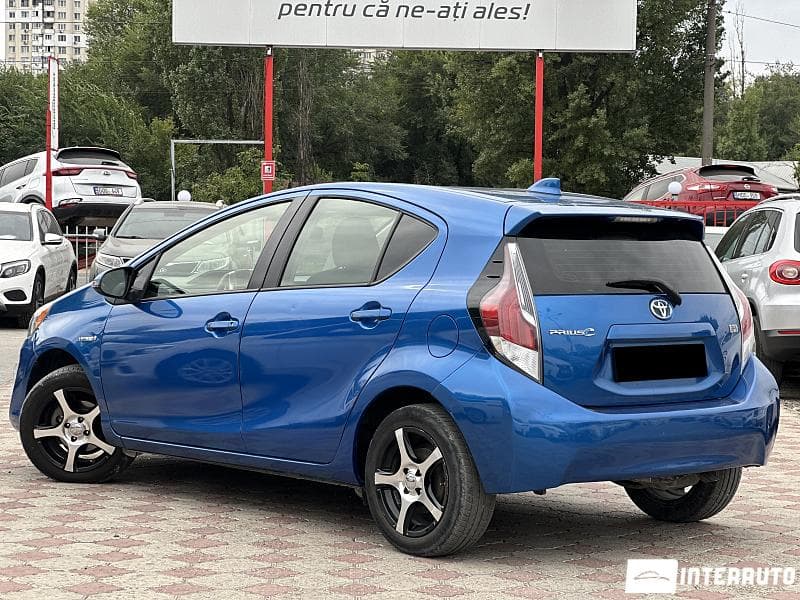 2016 Toyota Prius C — Miniatură 3